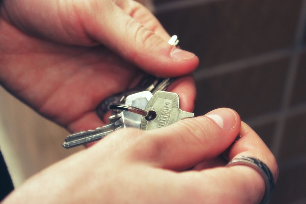 Tennessee DSCR Loans: The Complete Guide 2 Hands holding keys to a rental property purchased with a Tennessee DSCR loan