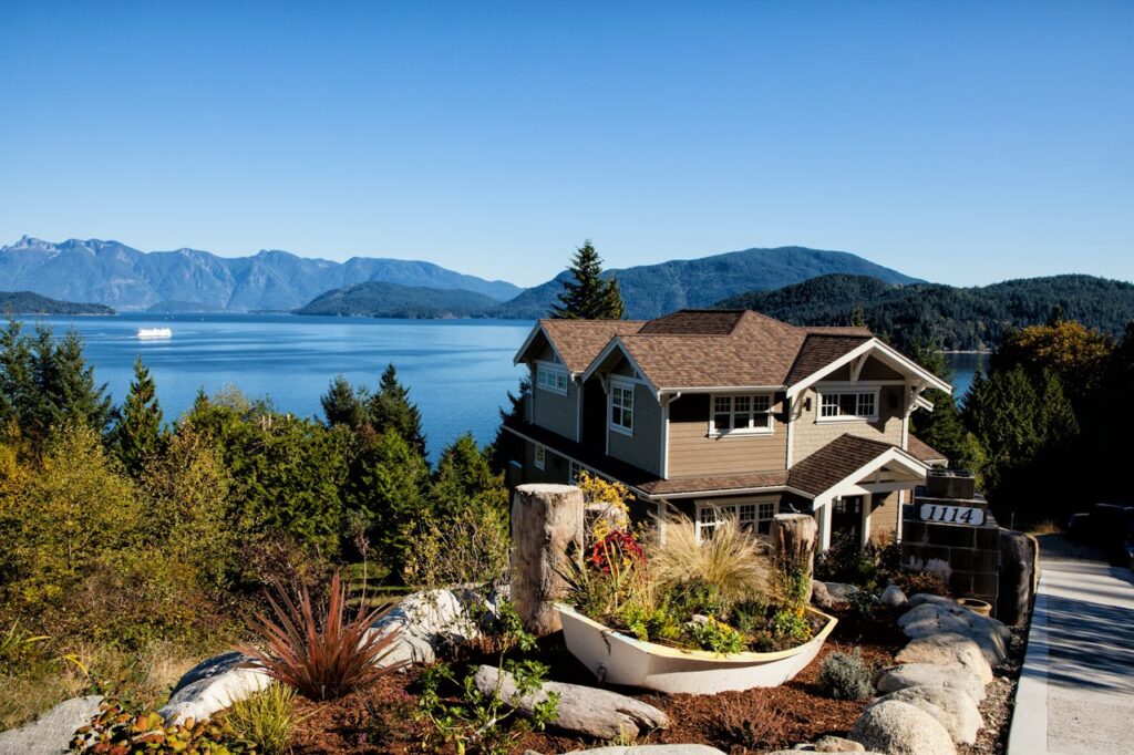 DSCR Loan Washington: Maximize ROI With Flexible Financing 4 A vacation home in Washington state that's located up on a hill with a view of a lake and mountains in the distance.